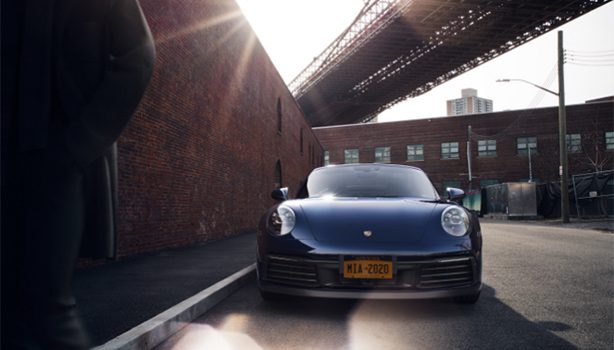 Porsche 911 Carrera S. Projeto: Ensaio fotográfico digital com carro em 3D e modelo digital em 3D. Fusão de foto cenário real com modelos digitais. Hiper-realismo